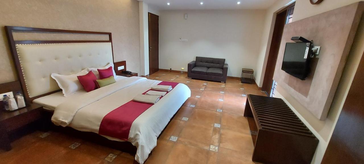 The Palm Aryan - A Boutique Hotel Kolkata Exterior photo