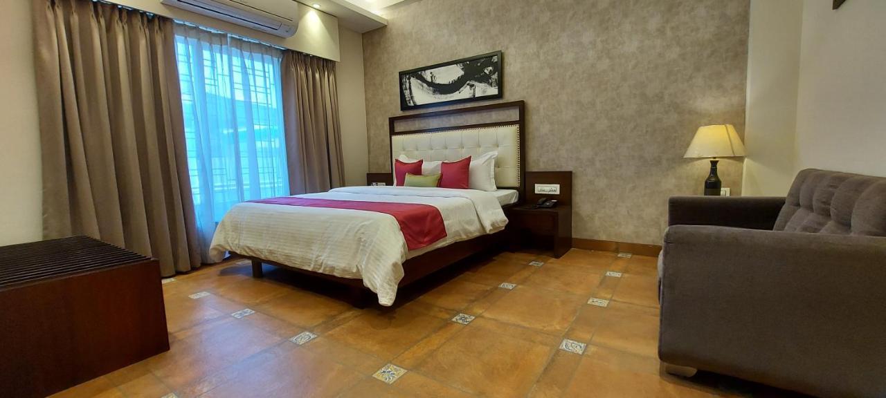 The Palm Aryan - A Boutique Hotel Kolkata Exterior photo