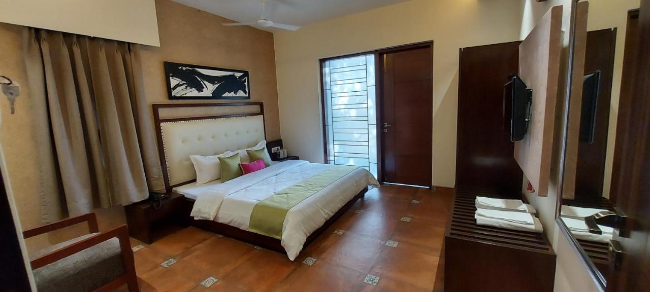 The Palm Aryan - A Boutique Hotel Kolkata Exterior photo