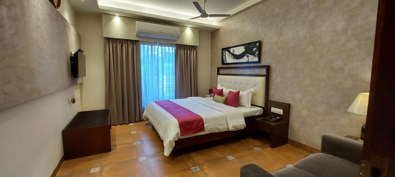 The Palm Aryan - A Boutique Hotel Kolkata Exterior photo